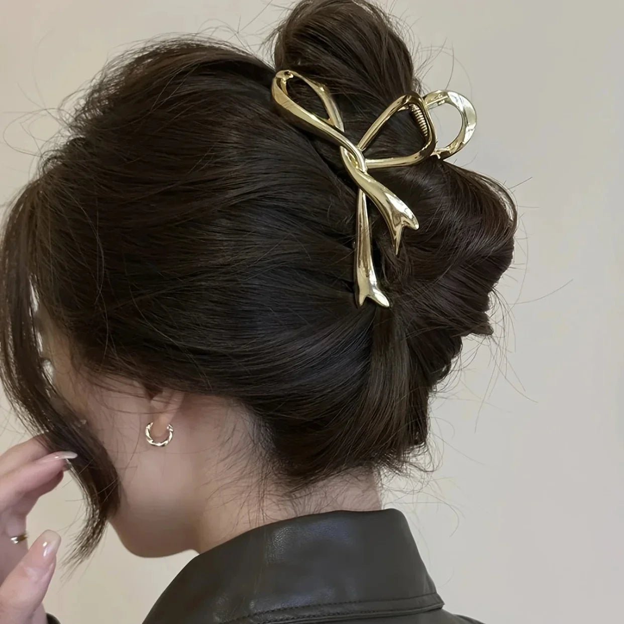 https://ae01.alicdn.com/kf/Sd80ab01cff37466490150a3680fbf856M/Elegant-Bow-Metal-Hair-Claw-Clips-for-Women-Gold-Silver-Geometric-Grab-Clip-Korean-Girls-Hollow.png